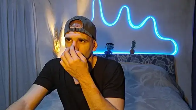 Snapshot of ObeyLust chatting on 11-18-25, 01:00 ObeyLust online show from 11-18-25, 01:00