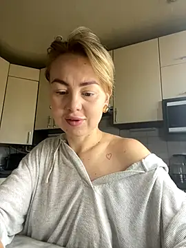 Snapshot of MartaLuna_ chatting on 10-26-25, 08:31 MartaLuna  online show from 10-26-25, 08:31