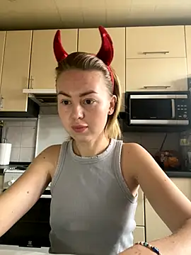 Snapshot of MartaLuna_ chatting on 10-28-25, 08:40 MartaLuna  online show from 10-28-25, 08:40