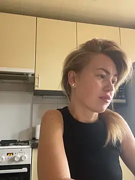 Snapshot of MartaLuna_ chatting on 10-29-25, 07:21 MartaLuna  online show from 10-29-25, 07:21