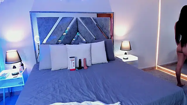 Snapshot of Isa_Rouse__ chatting on 10-31-25, 02:34 Isa Rouse online show from 10-31-25, 02:34