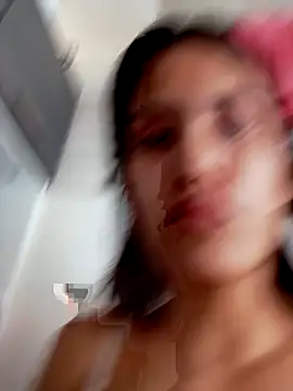 Snapshot of Isa_Rouse__ chatting on 10-31-25, 02:40 Isa Rouse online show from 10-31-25, 02:40