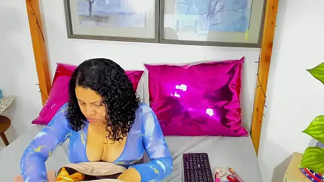 Snapshot of ElianaCollins chatting on 11-16-25, 02:17 ElianaCollins online show from 11-16-25, 02:17