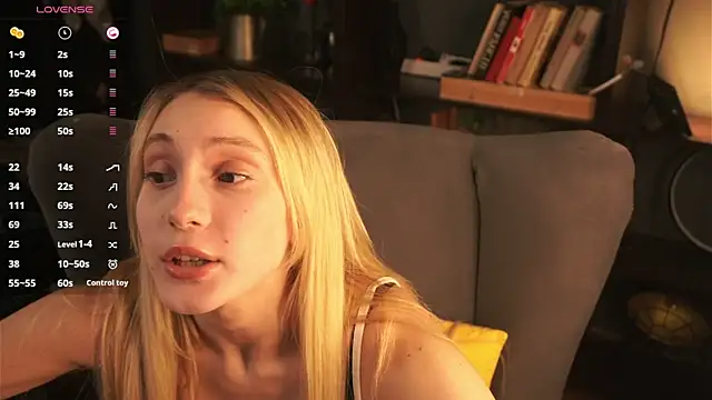 Snapshot of ellliefrost chatting on 09-22-25, 01:02 ellliefrost online show from 09-22-25, 01:02