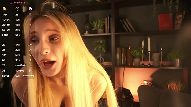 Snapshot of ellliefrost chatting on 09-24-25, 01:25 ellliefrost online show from 09-24-25, 01:25