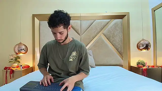 Snapshot of EthanCollen chatting on 10-01-25, 10:05 EthanCollen online show from 10-01-25, 10:05