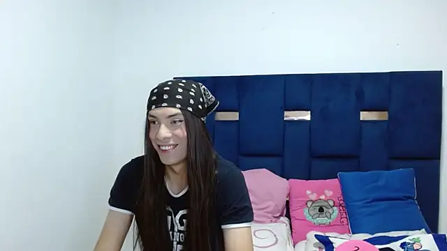 Snapshot of PinkLuna_LolaBloom chatting on 05-08-26, 03:56 PinkLuna LolaBloom online show from 05-08-26, 03:56