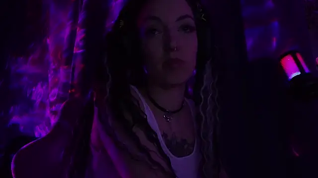 MiaKikki online show from 10-28-25, 08:55