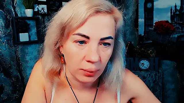 EmmaCat  online show from 11-13-25, 06:56