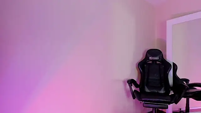 Snapshot of chiky_williams chatting on 09-19-25, 12:39 chiky williams online show from 09-19-25, 12:39