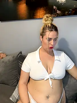 Snapshot of curvymilf2000 chatting on 10-25-25, 07:41 curvymilf2000 online show from 10-25-25, 07:41
