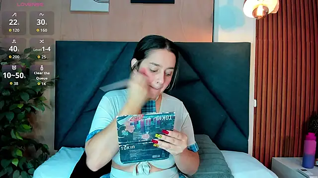 Snapshot of VictoriaHarriss chatting on 12-18-25, 12:33 VictoriaHarriss online show from 12-18-25, 12:33