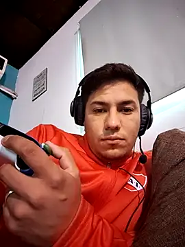 Snapshot of pareja076 chatting on 10-23-25, 04:56 pareja076 online show from 10-23-25, 04:56