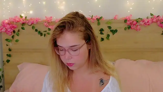 Lilith Bonheur online show from 11-20-25, 10:09