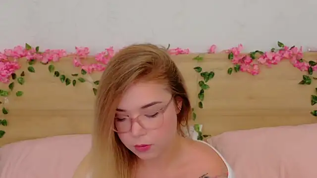 Lilith Bonheur online show from 11-24-25, 10:09