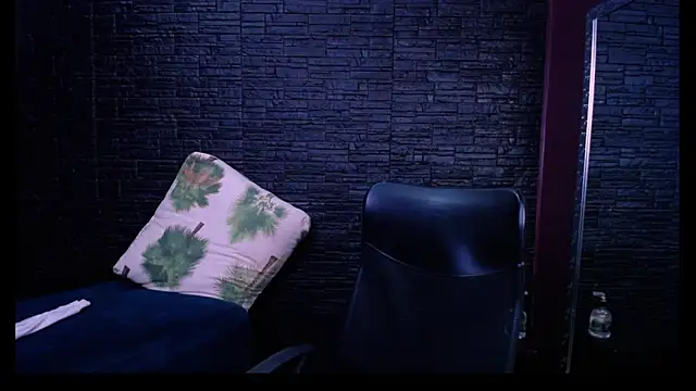 Snapshot of Lizzie_Collin chatting on 10-16-25, 02:51 Lizzie Collin online show from 10-16-25, 02:51