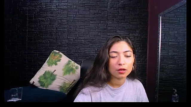 Snapshot of Lizzie_Collin chatting on 10-18-25, 01:45 Lizzie Collin online show from 10-18-25, 01:45