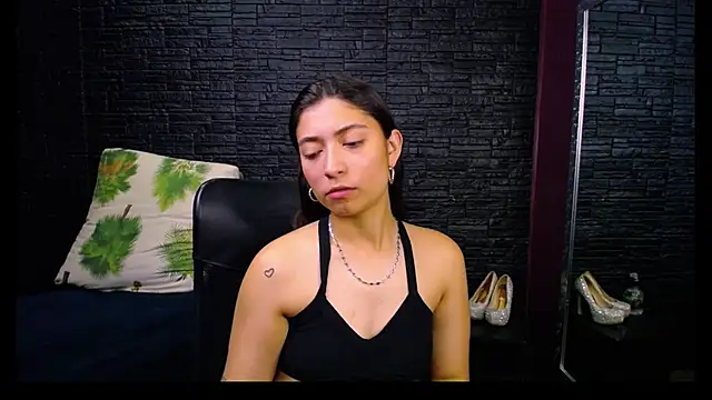 Snapshot of Lizzie_Collin chatting on 10-23-25, 02:49 Lizzie Collin online show from 10-23-25, 02:49