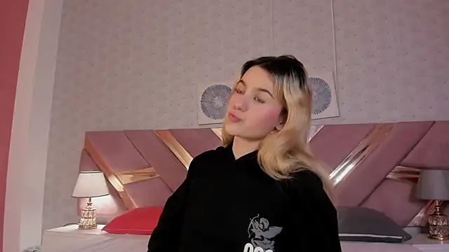 Snapshot of ChloeLaurentt chatting on 12-03-25, 12:58 ChloeLaurentt online show from 12-03-25, 12:58