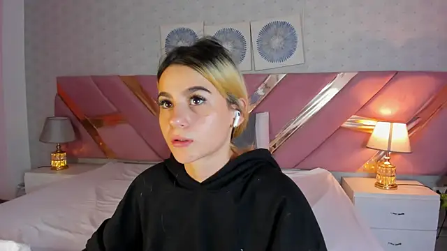 Snapshot of ChloeLaurentt chatting on 12-14-25, 02:22 ChloeLaurentt online show from 12-14-25, 02:22