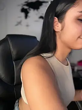 Snapshot of Isabella-Teen chatting on 04-29-26, 01:59 Isabella-Teen online show from 04-29-26, 01:59