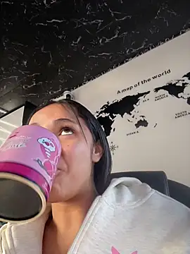 Snapshot of Isabella-Teen chatting on 05-20-26, 01:17 Isabella-Teen online show from 05-20-26, 01:17