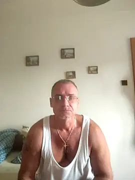 Snapshot of chcem1975 chatting on 09-16-25, 07:42 chcem1975 online show from 09-16-25, 07:42