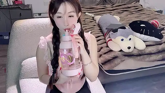 Snapshot of naiyaomeimei chatting on 10-13-25, 01:00 naiyaomeimei online show from 10-13-25, 01:00