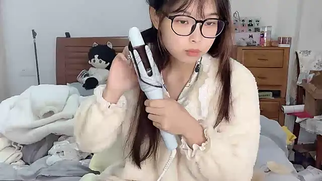 Snapshot of Akong11 chatting on 11-24-25, 02:33 Akong11 online show from 11-24-25, 02:33