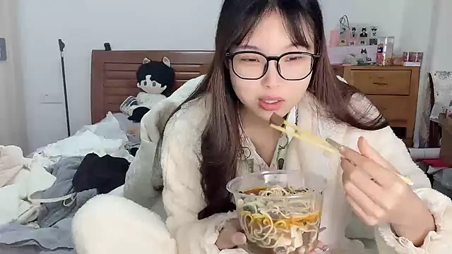 Snapshot of Akong11 chatting on 11-25-25, 02:44 Akong11 online show from 11-25-25, 02:44