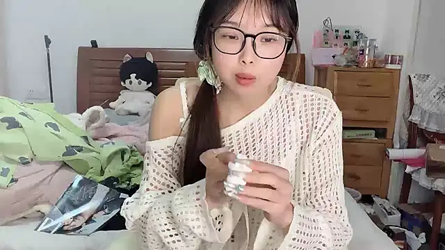 Snapshot of Akong11 chatting on 11-30-25, 02:43 Akong11 online show from 11-30-25, 02:43