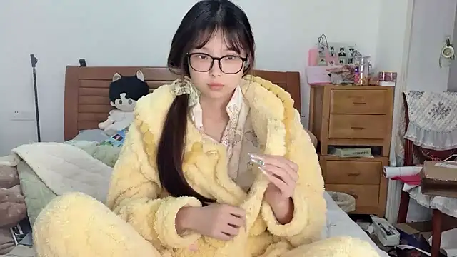 Snapshot of Akong11 chatting on 12-04-25, 02:21 Akong11 online show from 12-04-25, 02:21