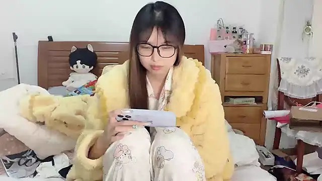 Snapshot of Akong11 chatting on 12-05-25, 02:31 Akong11 online show from 12-05-25, 02:31