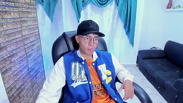 Snapshot of Hunteer_Boy chatting on 09-30-25, 07:52 Hunteer Boy online show from 09-30-25, 07:52