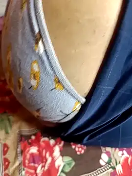 Snapshot of Romantic_couple89 chatting on 10-06-25, 04:48 Romantic couple89 online show from 10-06-25, 04:48