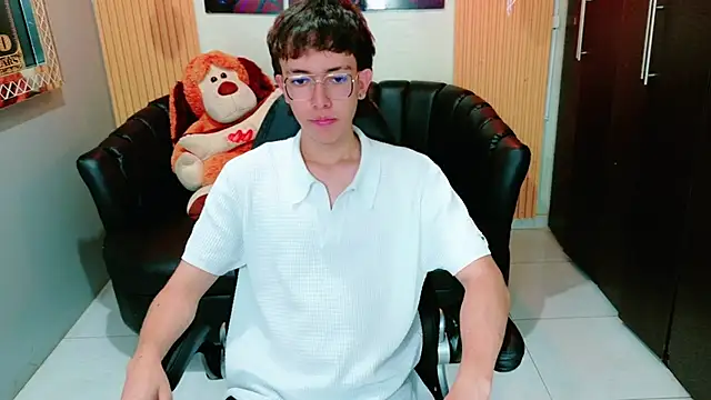 Snapshot of Dominic_Carmine chatting on 11-05-25, 08:31 Dominic Carmine online show from 11-05-25, 08:31