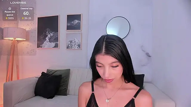 Snapshot of Tiffany_Low chatting on 01-19-26, 01:37 Tiffany Low online show from 01-19-26, 01:37