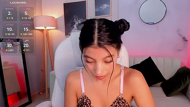 Snapshot of Tiffany_Low chatting on 02-02-26, 01:32 Tiffany Low online show from 02-02-26, 01:32