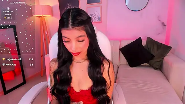 Snapshot of Tiffany_Low chatting on 02-14-26, 01:30 Tiffany Low online show from 02-14-26, 01:30