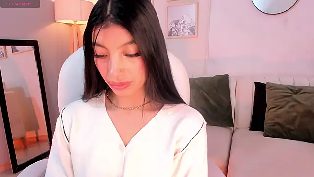 Snapshot of Tiffany_Low chatting on 02-25-26, 02:59 Tiffany Low online show from 02-25-26, 02:59