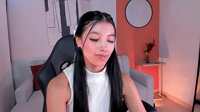 Snapshot of Tiffany_Low chatting on 03-13-26, 02:45 Tiffany Low online show from 03-13-26, 02:45