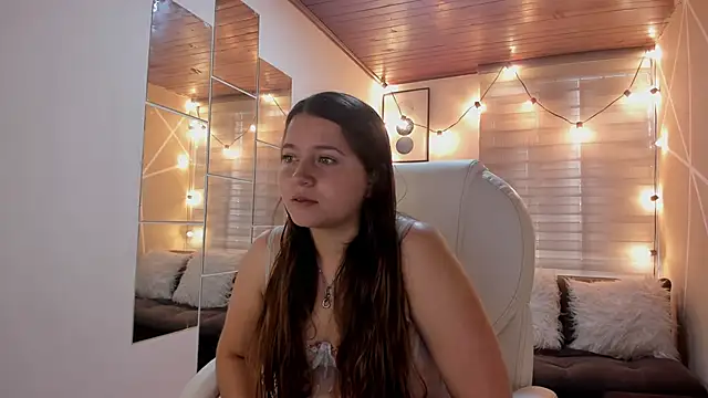 Snapshot of sophiee09_ chatting on 10-25-25, 01:40 sophiee09  online show from 10-25-25, 01:40