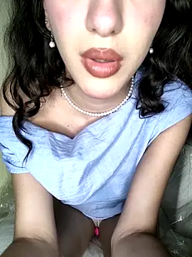 Snapshot of Emily-hottson chatting on 09-25-25, 10:46 Emily-hottson online show from 09-25-25, 10:46