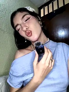 Snapshot of Emily-hottson chatting on 10-17-25, 04:59 Emily-hottson online show from 10-17-25, 04:59