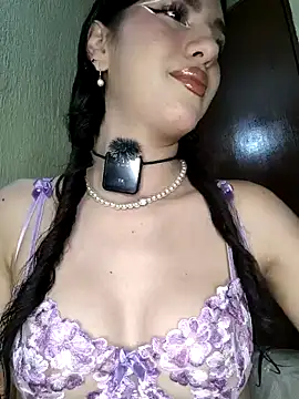 Snapshot of Emily-hottson chatting on 10-19-25, 06:58 Emily-hottson online show from 10-19-25, 06:58