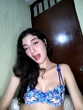 Snapshot of Emily-hottson chatting on 10-23-25, 06:45 Emily-hottson online show from 10-23-25, 06:45