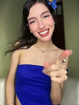 Snapshot of Emily-hottson chatting on 05-11-26, 03:45 Emily-hottson online show from 05-11-26, 03:45