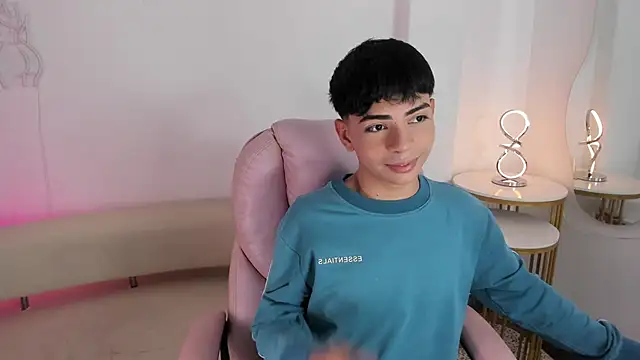 Snapshot of Peter_chase chatting on 09-29-25, 06:02 Peter chase online show from 09-29-25, 06:02