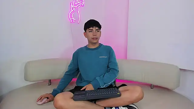 Snapshot of Peter_chase chatting on 10-04-25, 06:50 Peter chase online show from 10-04-25, 06:50