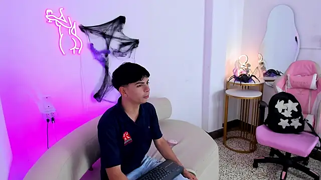 Snapshot of Peter_chase chatting on 10-15-25, 06:19 Peter chase online show from 10-15-25, 06:19